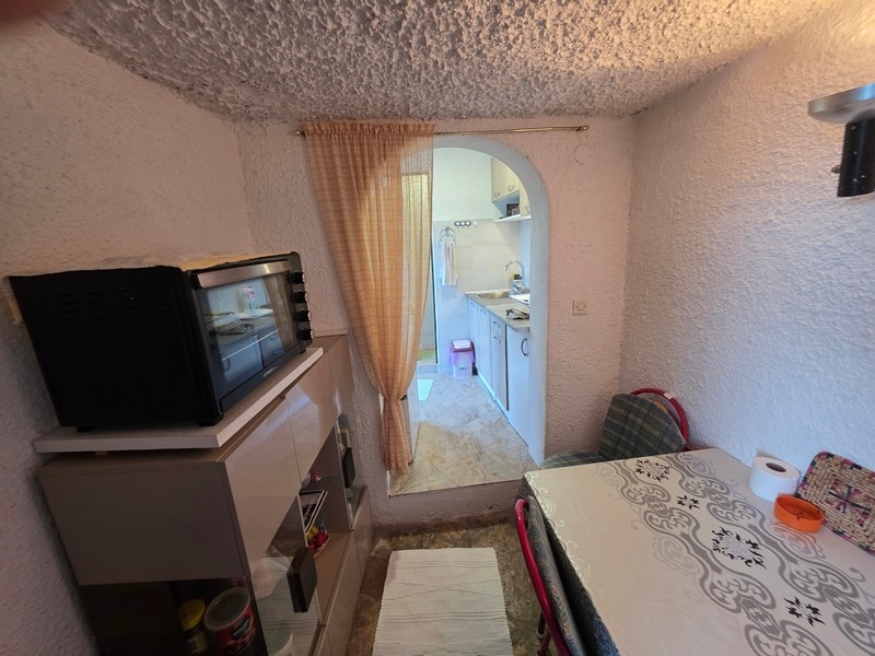 Kompaktný obývací priestor s prechodom do kuchyne