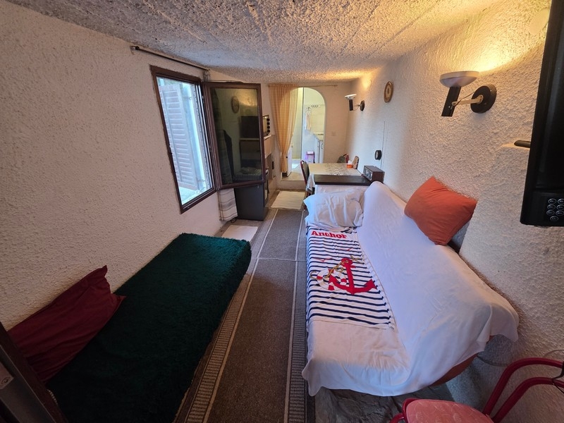 Úzka obývacia izba s posedením a oknom do ulice