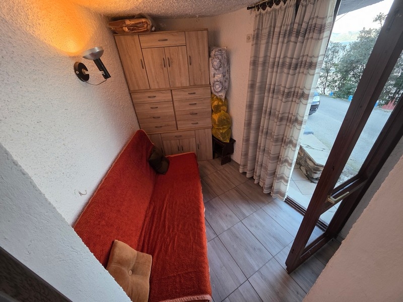 Malý obývací priestor s pohovkou a prístupom von