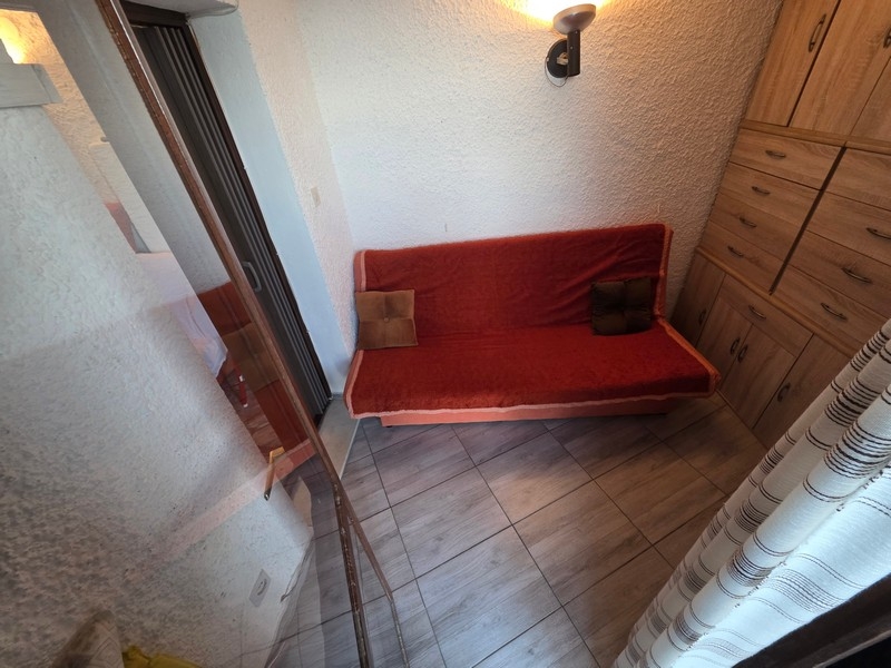 Obývacia izba so sedacou súpravou a úložným priestorom vo vstupnej časti