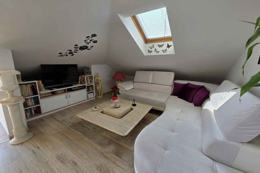 Obývacia časť s gaučom.