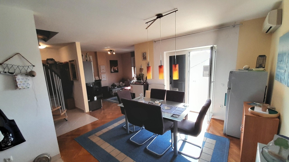 Obývacia časť s jedálenským kútom a vstupom na terasu