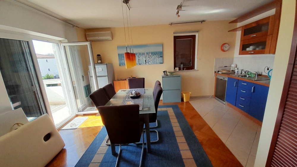 Otvorený obývací priestor a kuchyňa s moderným zariadením