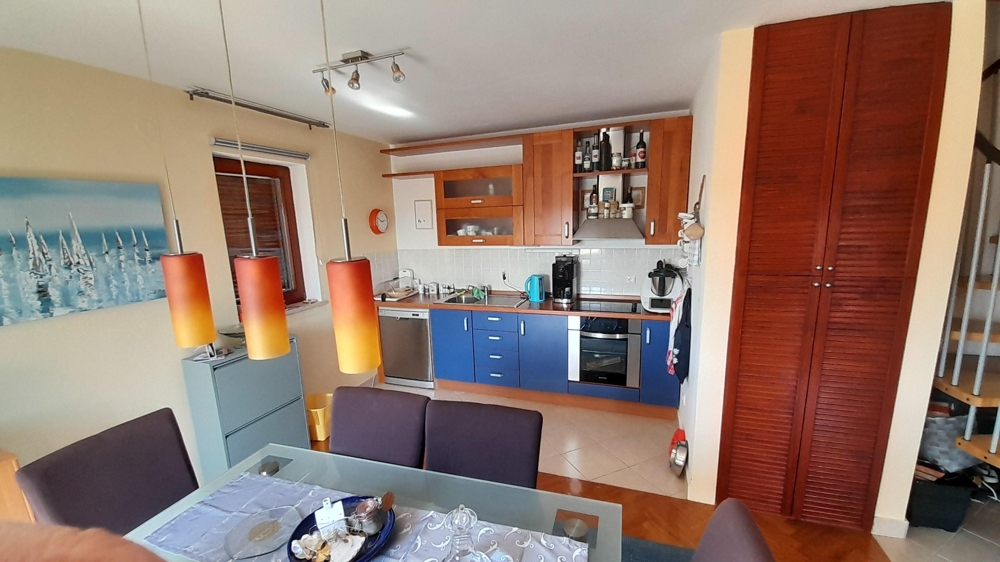 Kuchyňa so vstavanými spotrebičmi a úložným priestorom