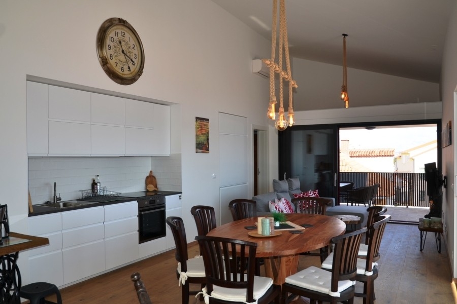 Moderne zariadený obývací priestor nehnuteľnosti A3930 v Chorvátsku.