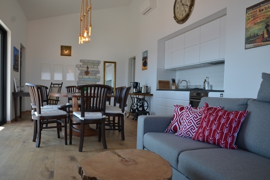 Otvorený obývací priestor s kuchyňou a jedálenským stolom