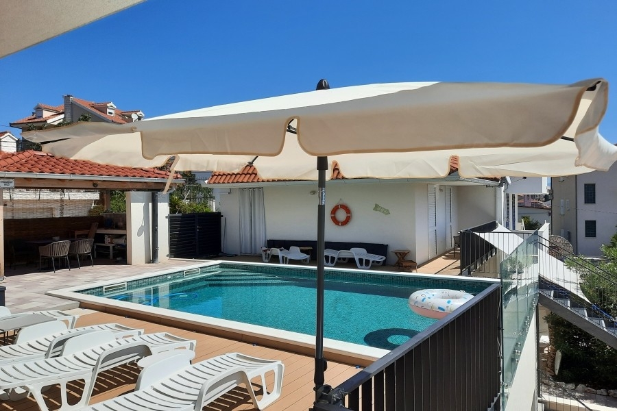 Bazén so slnečnou terasou a ležadlami