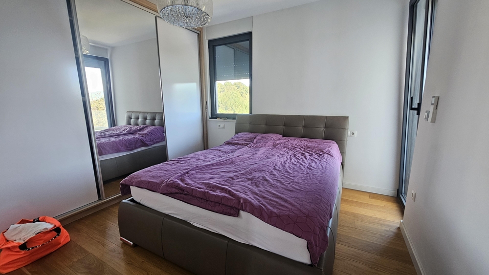 Spálňa so zrkadlovým šatníkom a manželskou posteľou