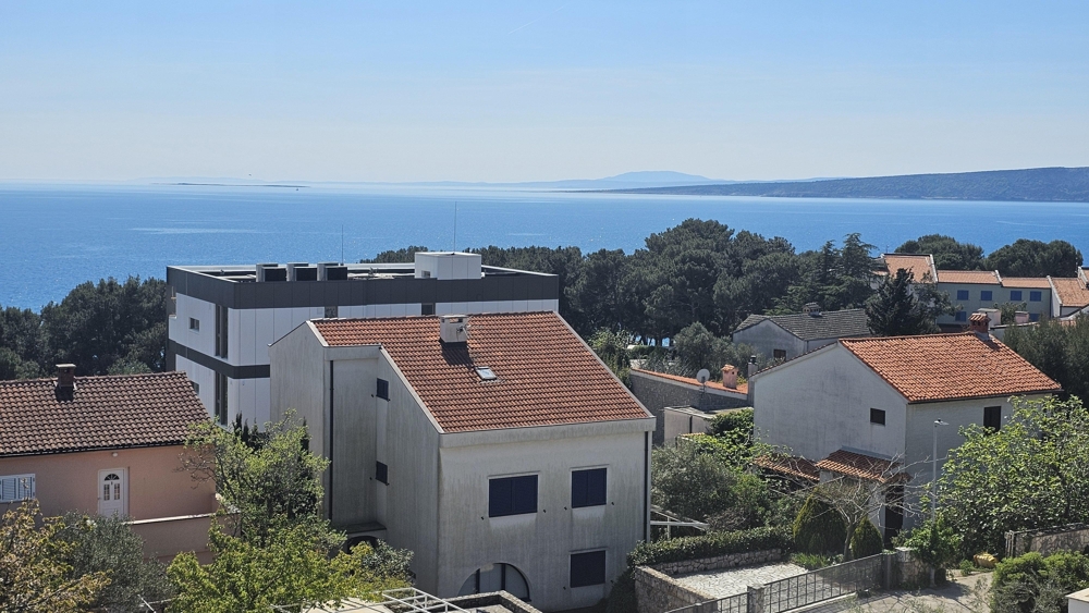 Výhľad na more zo strešnej terasy.