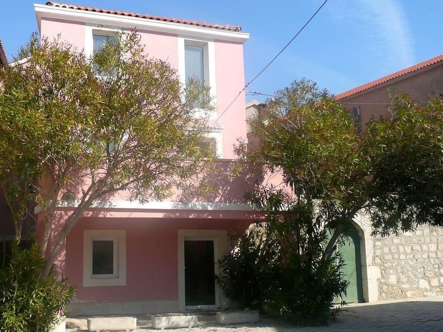 Fasáda domu A3932 v pokojnej pobrežnej lokalite v Chorvátsku