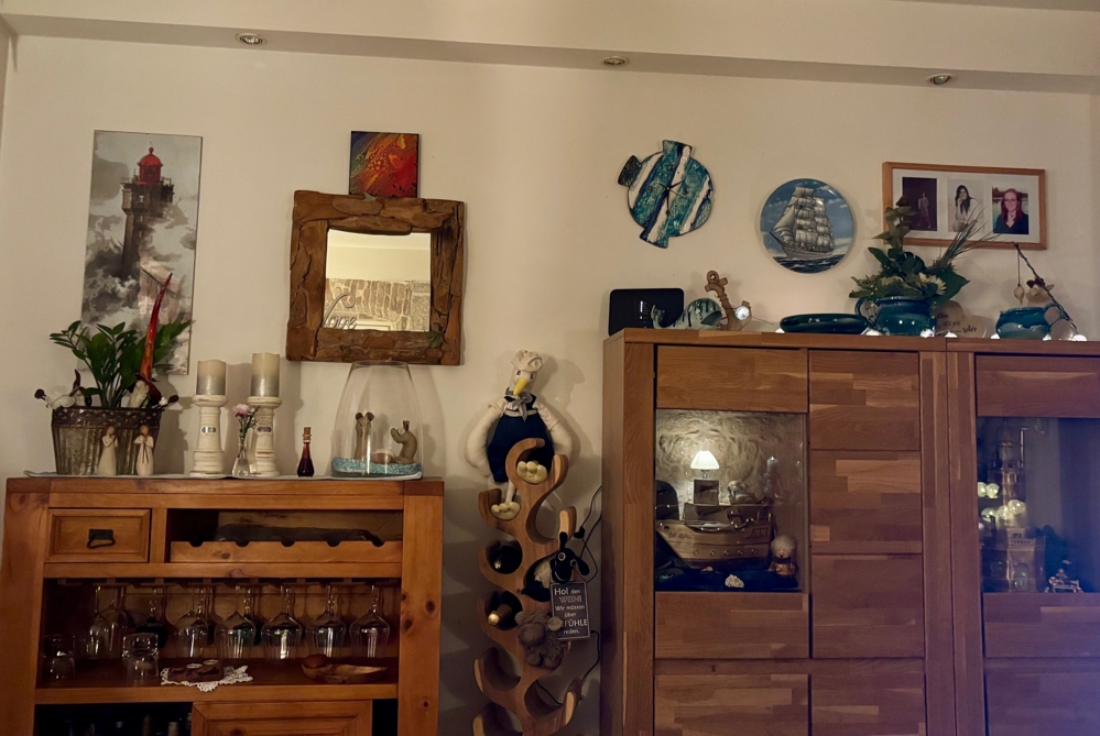 Obývacia izba s dreveným nábytkom a dekoráciou stien