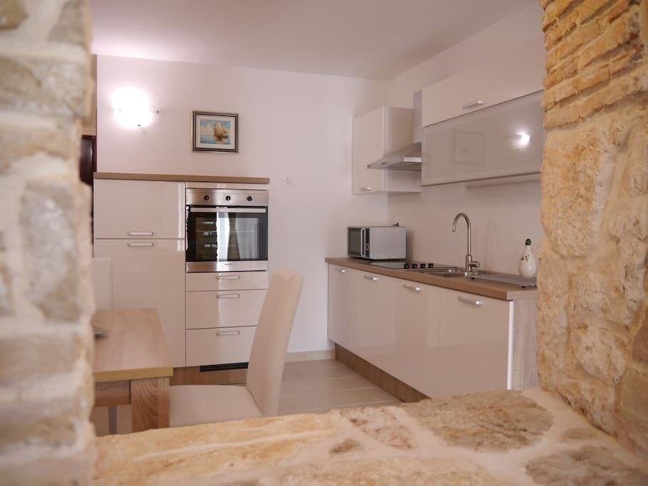 Moderná kuchynská linka so vstavanými spotrebičmi