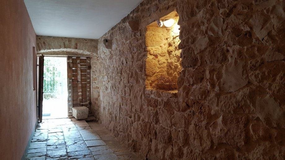 Predsieň so stenou z prírodného kameňa a východom na terasu