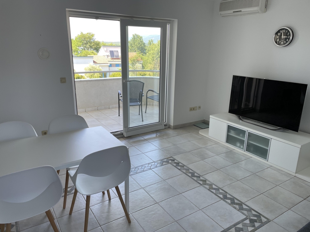 Vstup na balkón s výhľadom na more cez veľké čelné okno