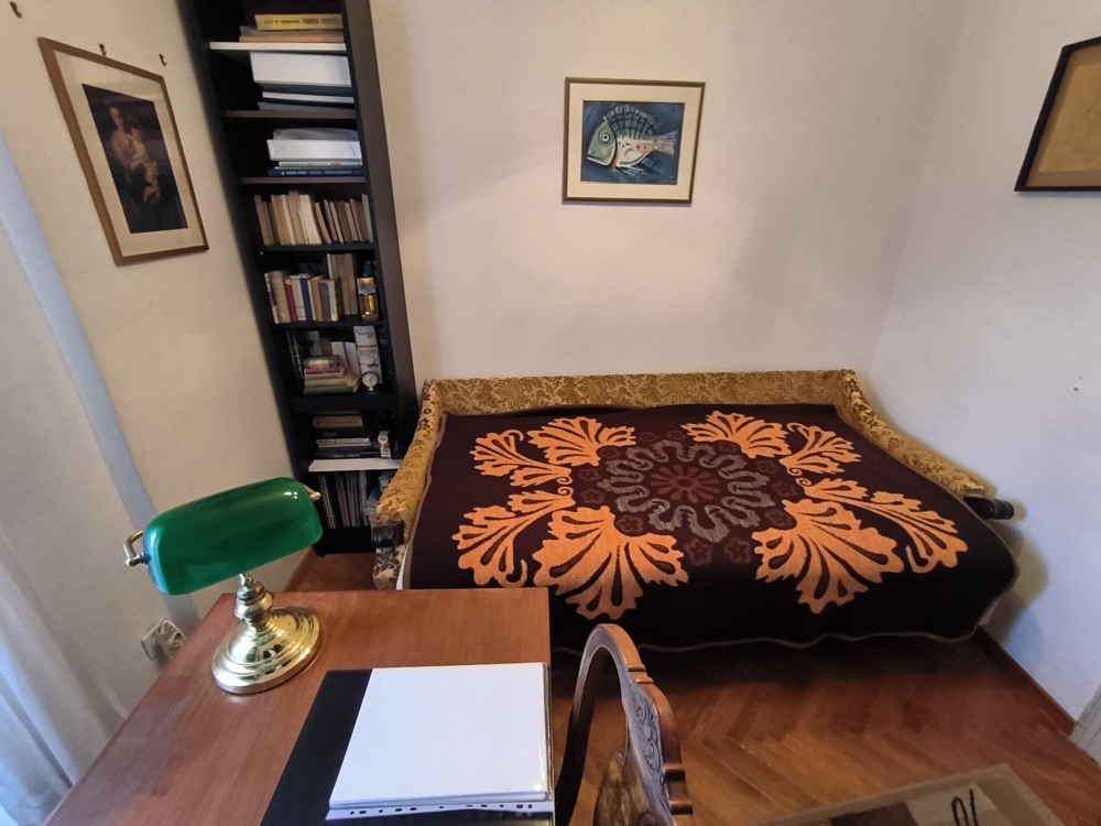 Spálňa s manželskou posteľou a dreveným nábytkom