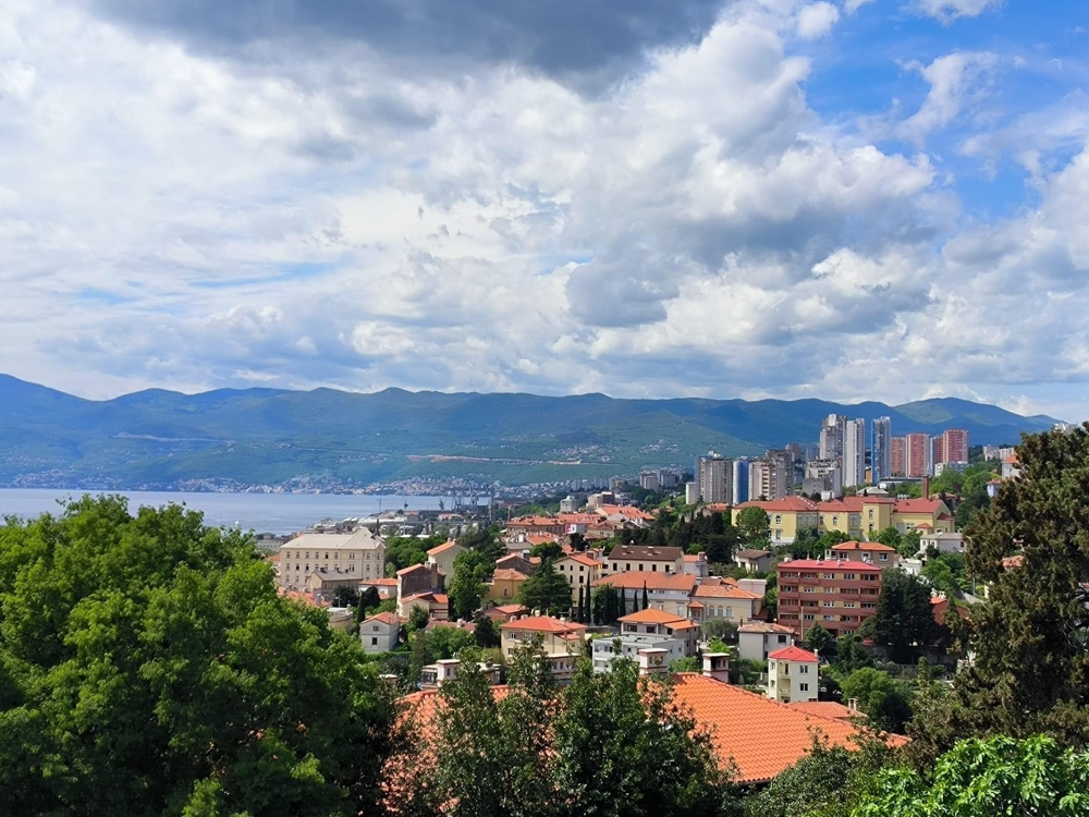 Výhľad na mesto a more z bytu A3934, ktorý sa predáva v Chorvátsku.