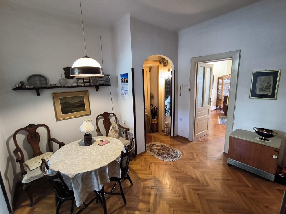 Predsieň s jedálenským kútom a parketovou podlahou