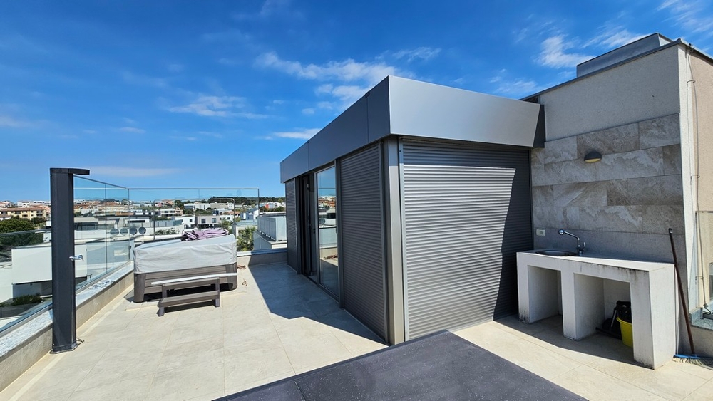 Výhľad na strešnú terasu - Nehnuteľnosť A3937 v Novigrad, Istria.