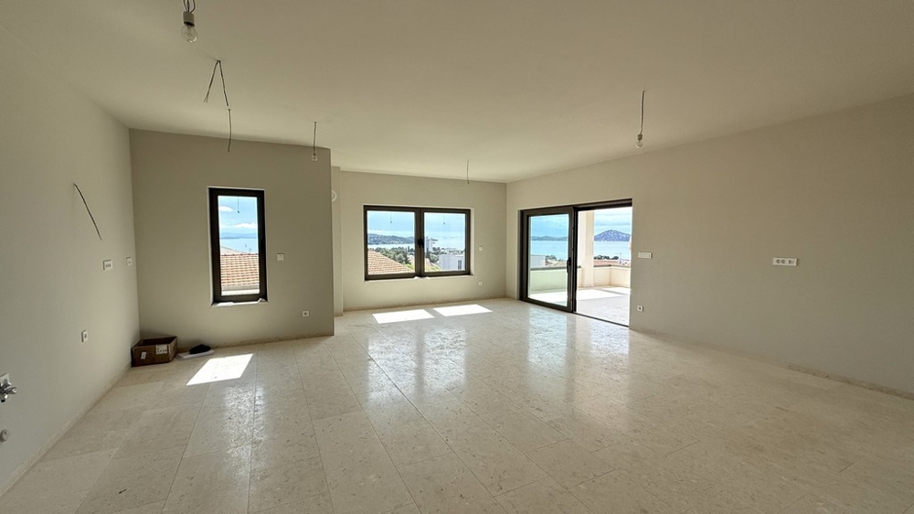 Svetlý obývací priestor s výstupom na terasu