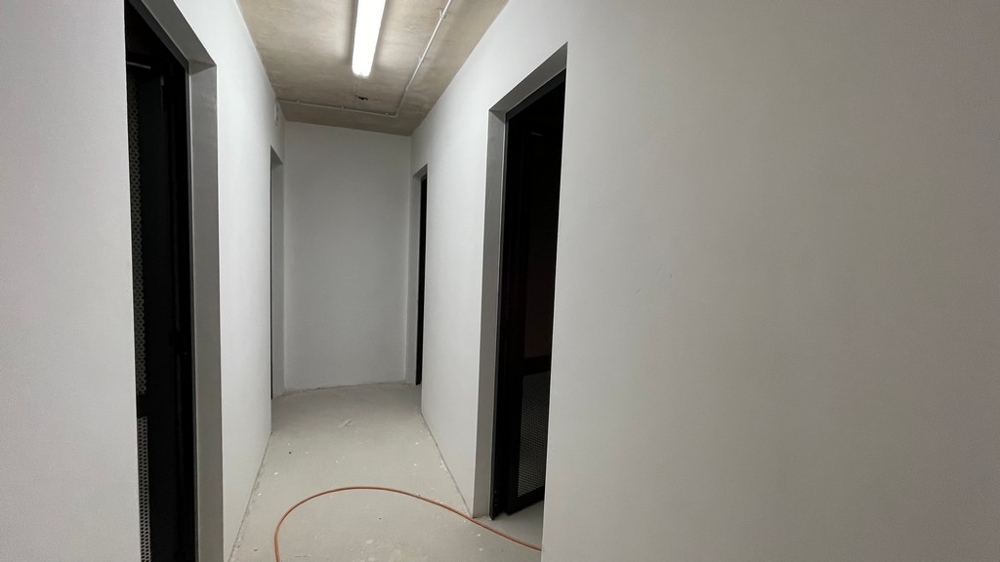 V suteréne chodba s prístupom do skladových priestorov