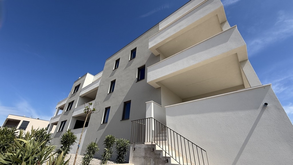 Moderná novostavba, v ktorej je na predaj byt A3938 na prvom poschodí.