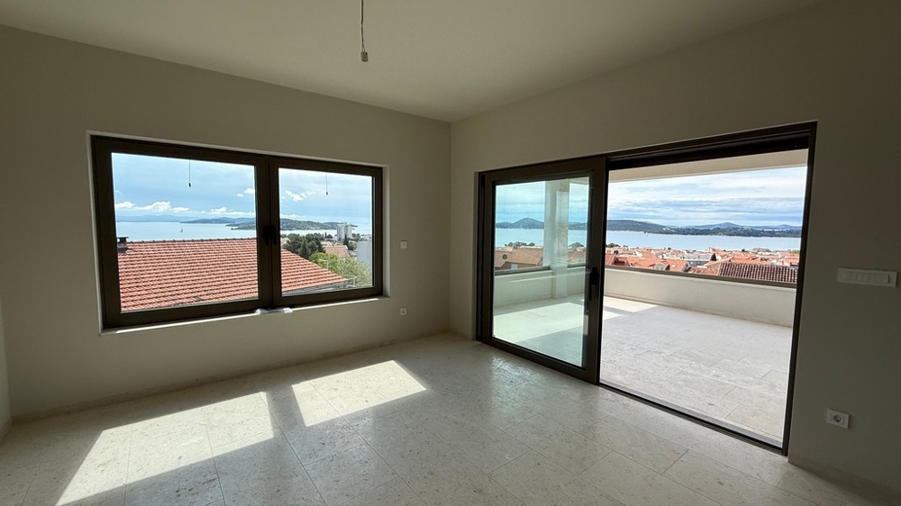 Otvorený obývací priestor s výhľadom na more a prístupom na terasu