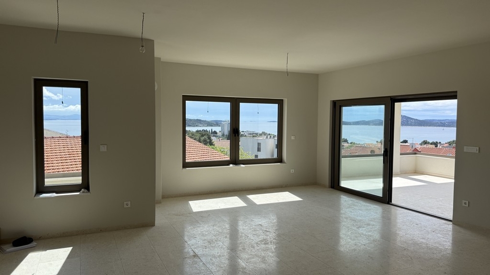 Priestranná obývacia izba s panoramatickými oknami a výhľadom na more