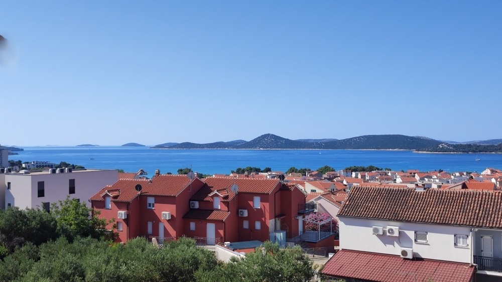 Výhľad na pobrežie a mesto Vodice s morom