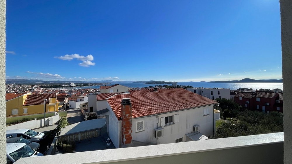 Výhľad na more z balkóna cez strechy a pobrežie