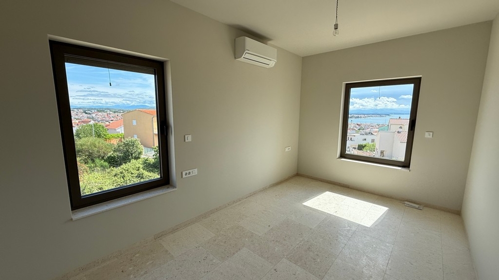 Spálňa s oknami a klimatizáciou