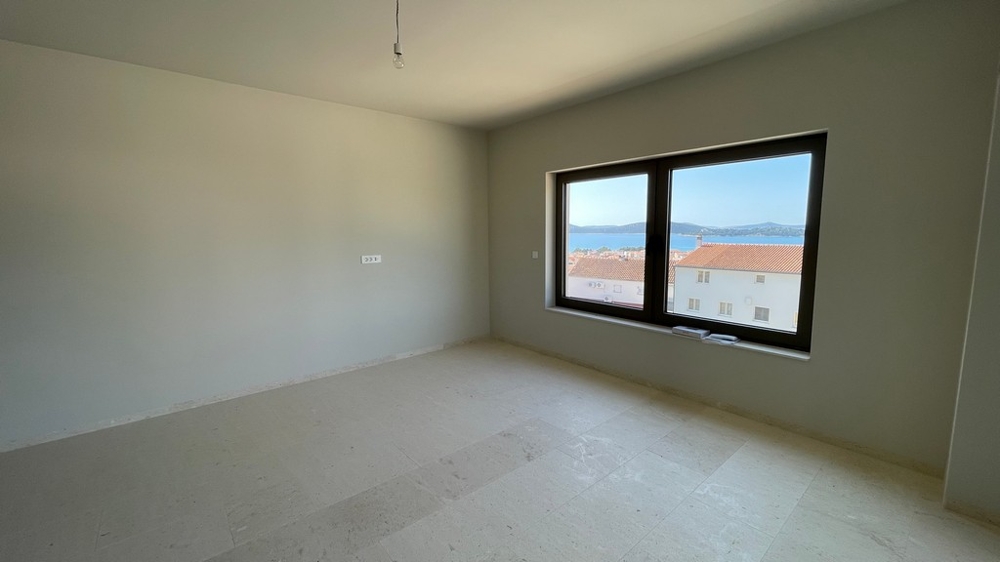 Spálňa s oknom a výhľadom na more