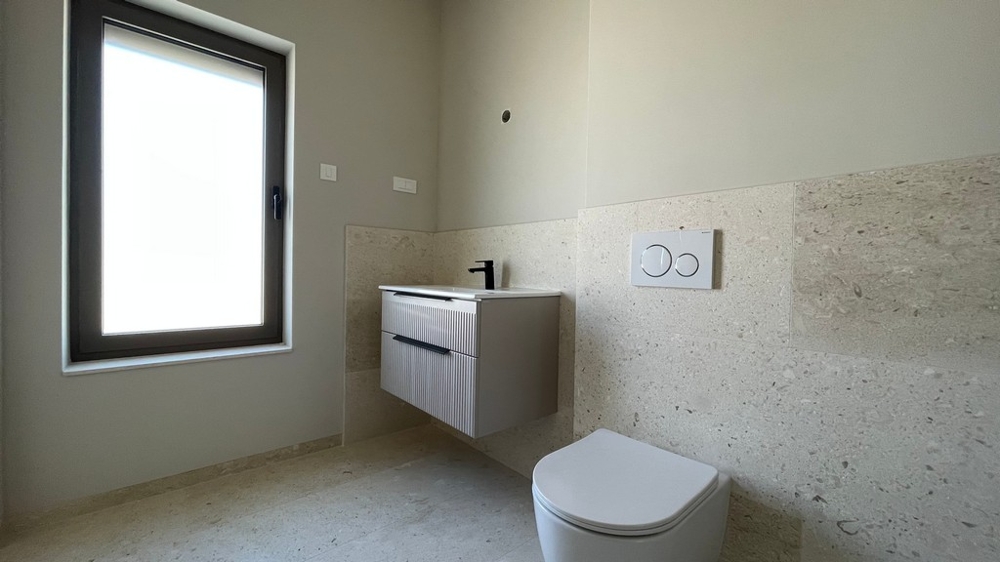 Moderná kúpeľňa so sprchovacím kútom, umývadlom a toaletou