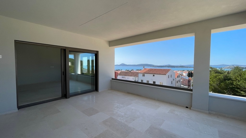 Krytá terasa s panoramatickým výhľadom na more a pobrežie