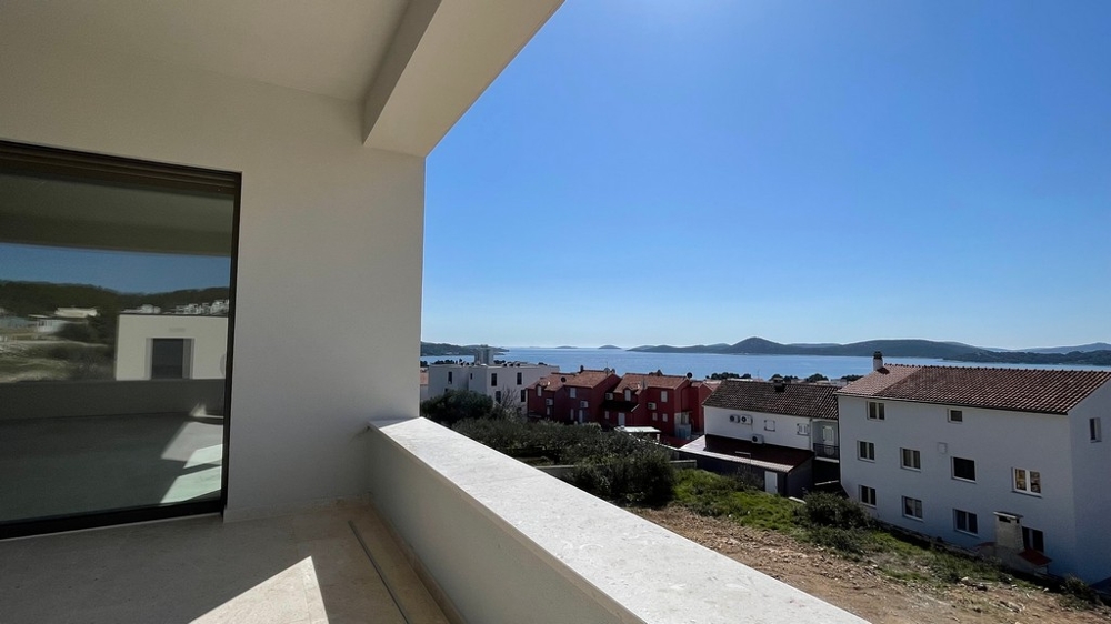 Priestranná loggia s výhľadom na more a okolie Stredozemného mora