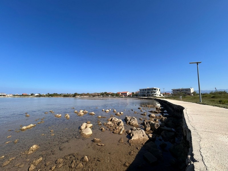 Pobrežie s promenádou a čistým morom v Privlake