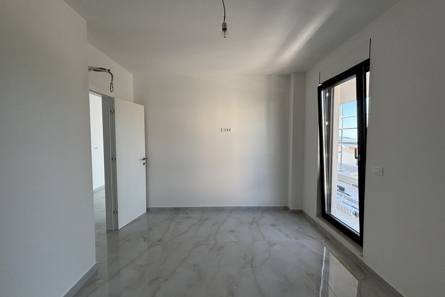 Spálňa s prístupom na balkón a výhľadom na more