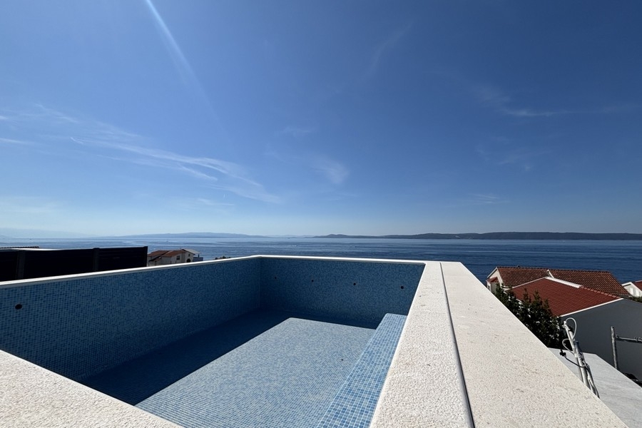 Strešná terasa s vlastným bazénom a panoramatickým výhľadom na more