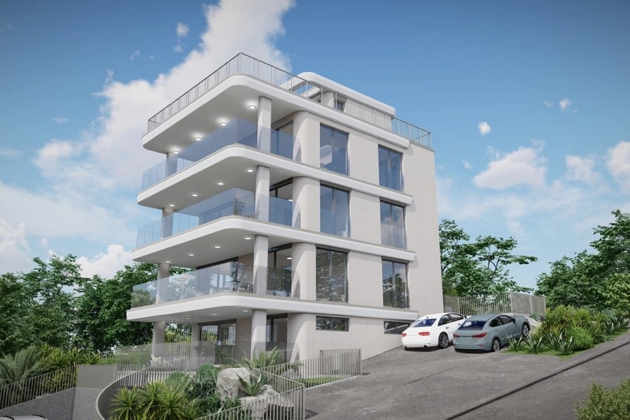 Novostavba s priestrannými balkónmi a skleneným zábradlím na svahu