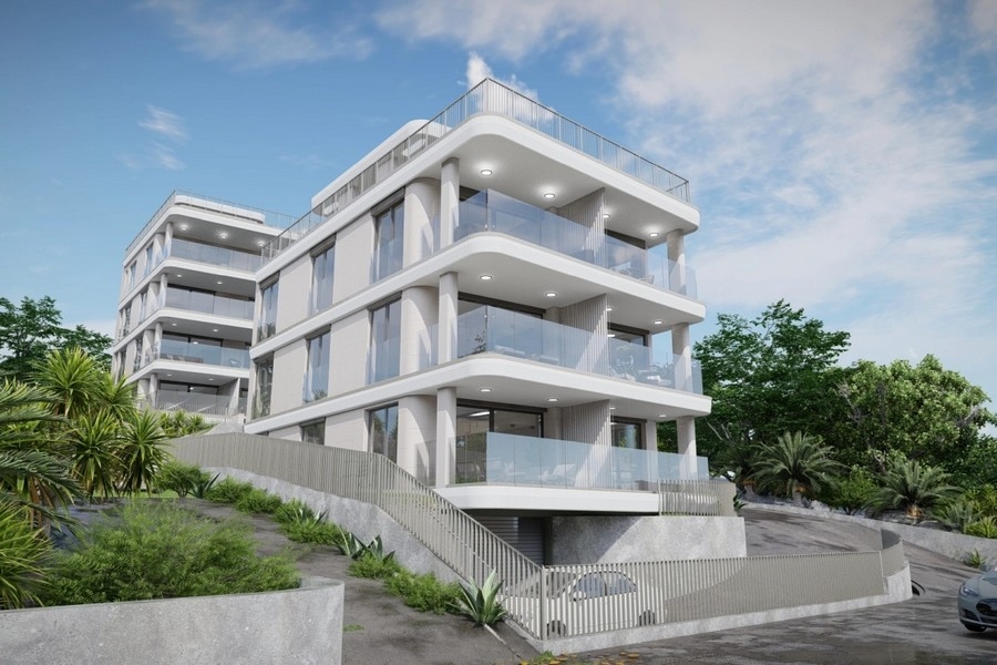 Architektonicky moderná budova s ​​čistými líniami a výhľadom na more