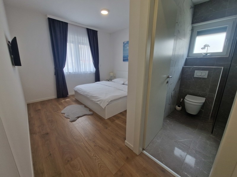 Spálňa s modernou kúpeľňou