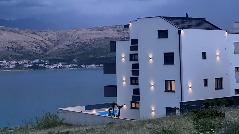 Prímorský apartmán v modernej budove.