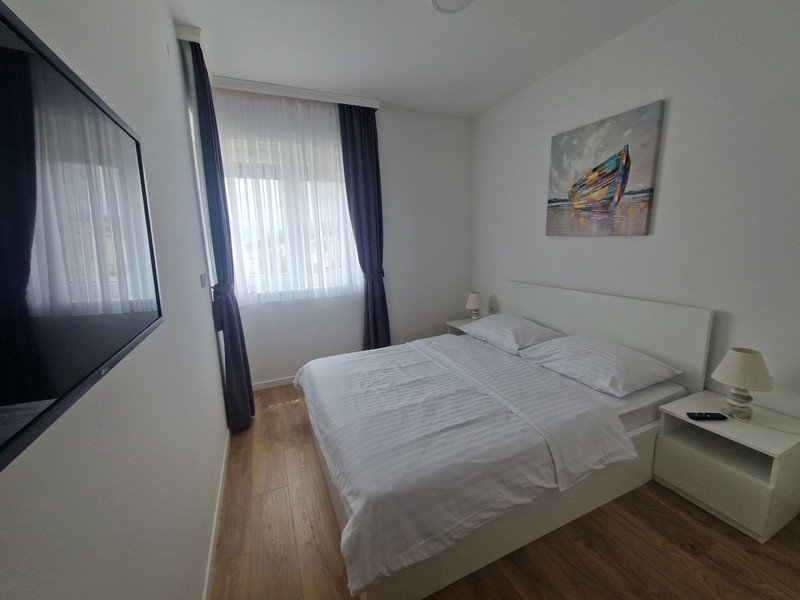 Spálňa s manželskou posteľou a moderným zariadením