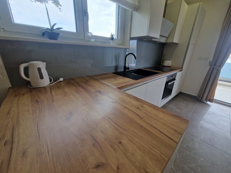 Moderne vybavená kuchyňa s pracovnou plochou a výhľadom na more