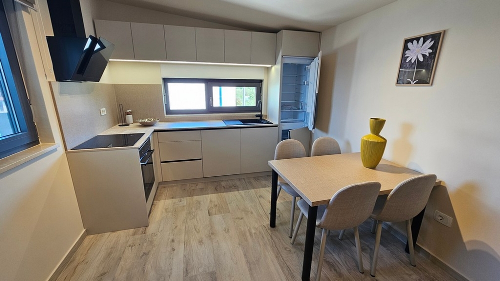 Moderná kuchyňa s obývacím priestorom v apartmáne v Chorvátsku