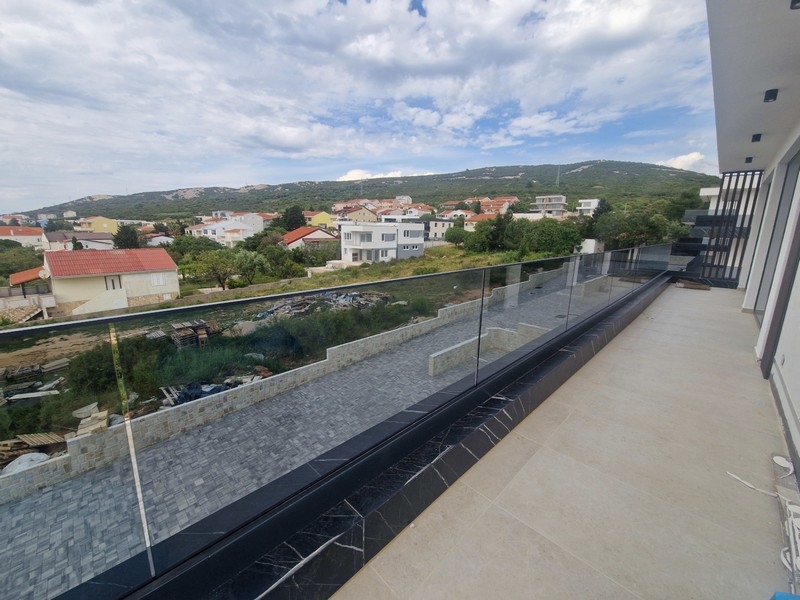Priestranná terasa s výhľadom na okolie