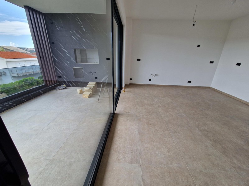 Obývacia izba a výhľad na terasu apartmánu A3960 v Chorvátsku.
