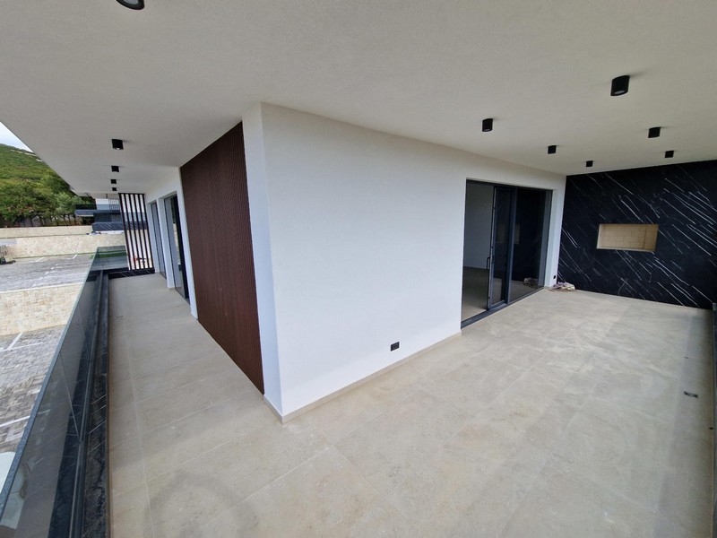 Priestranná balkónová terasa moderného bytu
