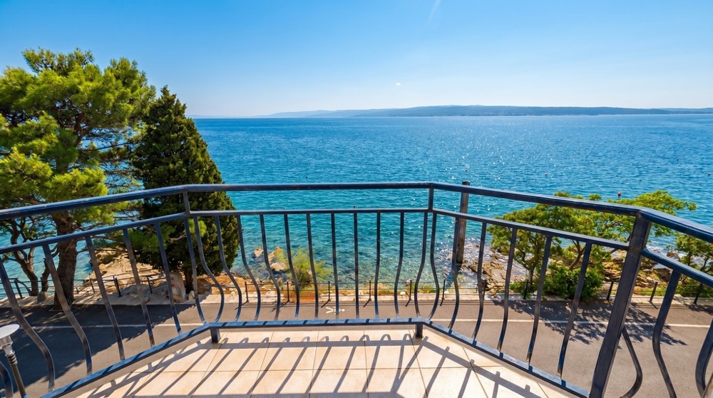 Panoramatický výhľad na more z balkóna apartmánu v Chorvátsku