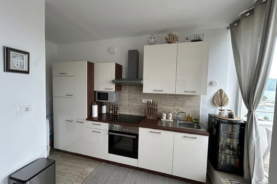 Moderná kuchyňa s výhľadom na more v apartmáne