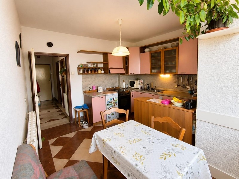 Moderná kuchyňa v apartmáne v blízkosti mora